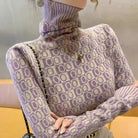 Ein-rollkragenpullover-mit-geometrischem-Muster,-perfekt-für-einen-modischen-und-auffälligen-Winterstil.