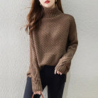 Ein-Rollkragenpullover-mit-einem-strukturierten-Strickdesign,-perfekt-für-einen-bequemen-und-stilvollen-Auftritt.