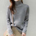 Ein-Rollkragenpullover-mit-einem-strukturierten-Strickdesign,-perfekt-für-einen-bequemen-und-stilvollen-Auftritt.
