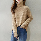 Ein-Rollkragenpullover-mit-einem-strukturierten-Strickdesign,-perfekt-für-einen-bequemen-und-stilvollen-Auftritt.