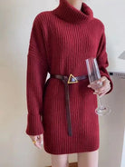 Strickkleid-mit-Rollkragen-und-geripptem-Design,-kombiniert-mit-einem-stilvollen-Gürtel,-perfekt-für-einen-eleganten-und-gemütlichen-Winterlook.