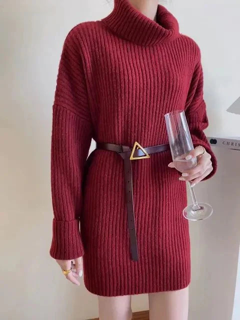Strickkleid-mit-Rollkragen-und-geripptem-Design,-kombiniert-mit-einem-stilvollen-Gürtel,-perfekt-für-einen-eleganten-und-gemütlichen-Winterlook.