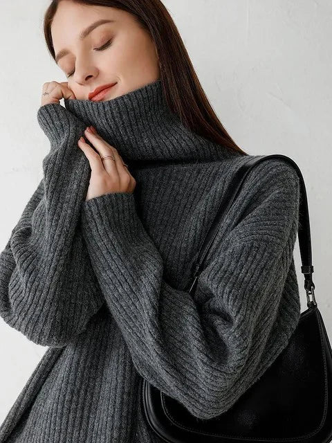 Strickkleid-mit-Rollkragen-und-geripptem-Design,-kombiniert-mit-einem-stilvollen-Gürtel,-perfekt-für-einen-eleganten-und-gemütlichen-Winterlook.