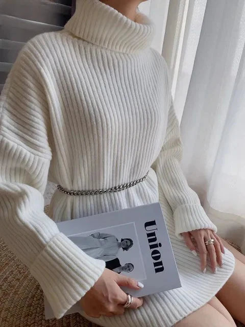 Strickkleid-mit-Rollkragen-und-geripptem-Design,-kombiniert-mit-einem-stilvollen-Gürtel,-perfekt-für-einen-eleganten-und-gemütlichen-Winterlook.