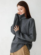 Strickkleid-mit-Rollkragen-und-geripptem-Design,-kombiniert-mit-einem-stilvollen-Gürtel,-perfekt-für-einen-eleganten-und-gemütlichen-Winterlook.