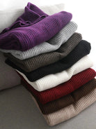 Strickkleid-mit-Rollkragen-und-geripptem-Design,-kombiniert-mit-einem-stilvollen-Gürtel,-perfekt-für-einen-eleganten-und-gemütlichen-Winterlook.