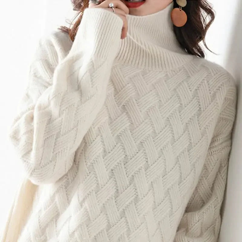 Eleganter-Strickpullover-mit-Rollkragen-und-gewebtem-Muster,-perfekt-für-einen-stilvollen-und-gemütlichen-Winterlook.