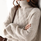 Eleganter-Strickpullover-mit-Rollkragen-und-gewebtem-Muster,-perfekt-für-einen-stilvollen-und-gemütlichen-Winterlook.