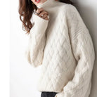Eleganter-Strickpullover-mit-Rollkragen-und-gewebtem-Muster,-perfekt-für-einen-stilvollen-und-gemütlichen-Winterlook.