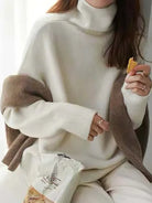Ein-taupefarbener-Rollkragenpullover-aus-weichem-Strick,-ideal-für-einen-gemütlichen-und-modernen-Herbst-Look.