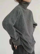 Ein-taupefarbener-Rollkragenpullover-aus-weichem-Strick,-ideal-für-einen-gemütlichen-und-modernen-Herbst-Look.
