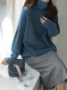 Ein-taupefarbener-Rollkragenpullover-aus-weichem-Strick,-ideal-für-einen-gemütlichen-und-modernen-Herbst-Look.