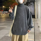 Oversize-Rollkragenpullover-mit-lockerer-Passform-und-gerippten-Säumen,-ideal-für-einen-bequemen-und-lässigen-Winterlook.