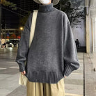 Oversize-Rollkragenpullover-mit-lockerer-Passform-und-gerippten-Säumen,-ideal-für-einen-bequemen-und-lässigen-Winterlook.