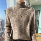 Ein-gerippter-Pullover-mit-hohem-Kragen-und-feinem-Muster,-perfekt-für-einen-stilvollen-und-warmen-Look.