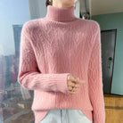 Ein-gerippter-Pullover-mit-hohem-Kragen-und-feinem-Muster,-perfekt-für-einen-stilvollen-und-warmen-Look.