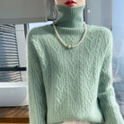 Ein-gerippter-Pullover-mit-hohem-Kragen-und-feinem-Muster,-perfekt-für-einen-stilvollen-und-warmen-Look.