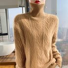 Ein-gerippter-Pullover-mit-hohem-Kragen-und-feinem-Muster,-perfekt-für-einen-stilvollen-und-warmen-Look.
