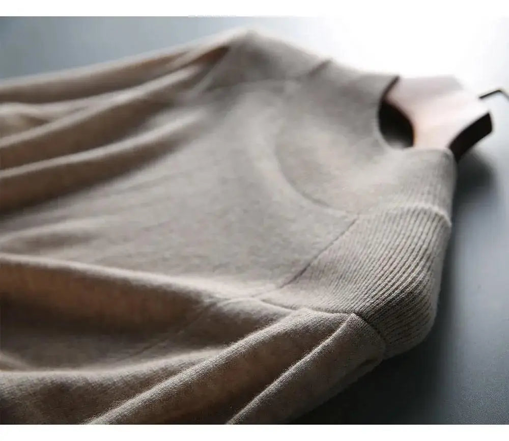 Ein-schlichter-langärmeliger-Pullover-mit-hohem-Halsausschnitt,-perfekt-für-einen-eleganten-und-bequemen-Winterlook.