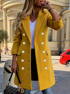 Ein-doppelreihiger-Mantel-mit-eleganten-Knopfdetails-und-einer-taillierten-Passform,-ideal-für-ein-schickes-Stadt-Outfit.
