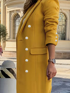 Ein-doppelreihiger-Mantel-mit-eleganten-Knopfdetails-und-einer-taillierten-Passform,-ideal-für-ein-schickes-Stadt-Outfit.