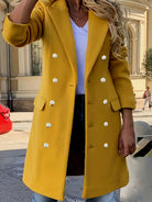 Ein-doppelreihiger-Mantel-mit-eleganten-Knopfdetails-und-einer-taillierten-Passform,-ideal-für-ein-schickes-Stadt-Outfit.