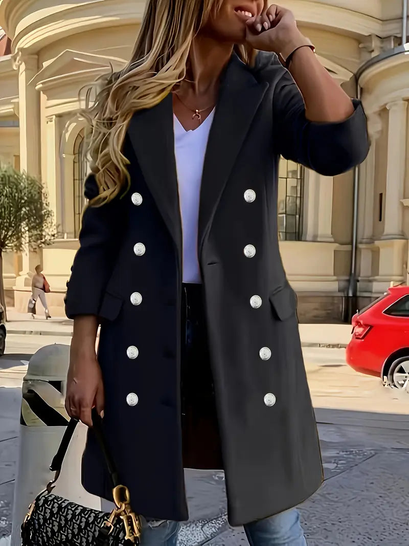 Ein-doppelreihiger-Mantel-mit-eleganten-Knopfdetails-und-einer-taillierten-Passform,-ideal-für-ein-schickes-Stadt-Outfit.