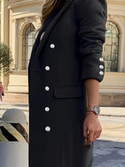 Ein-doppelreihiger-Mantel-mit-eleganten-Knopfdetails-und-einer-taillierten-Passform,-ideal-für-ein-schickes-Stadt-Outfit.