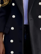 Ein-doppelreihiger-Mantel-mit-eleganten-Knopfdetails-und-einer-taillierten-Passform,-ideal-für-ein-schickes-Stadt-Outfit.