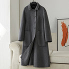 Ein-klassischer-Mantel-mit-einreihiger-Knöpfung-und-großen-Taschen,-ideal-für-einen-minimalistischen-und-eleganten-Look.