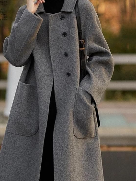 Ein-klassischer-Mantel-mit-einreihiger-Knöpfung-und-großen-Taschen,-ideal-für-einen-minimalistischen-und-eleganten-Look.