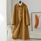 Ein-klassischer-Mantel-mit-einreihiger-Knöpfung-und-großen-Taschen,-ideal-für-einen-minimalistischen-und-eleganten-Look.