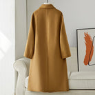 Ein-klassischer-Mantel-mit-einreihiger-Knöpfung-und-großen-Taschen,-ideal-für-einen-minimalistischen-und-eleganten-Look.