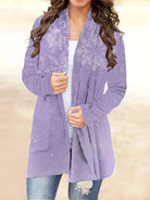 Lila–Weihnachts–Cardigan–Schneeflocken–Muster–bequem–festlich–lässig
