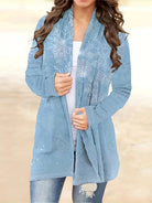 Lila–Weihnachts–Cardigan–Schneeflocken–Muster–bequem–festlich–lässig