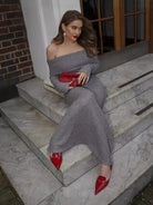 Schulterfreies-maxikleid-aus-strick-mit-langen-ärmeln-und-einem-eleganten-schlichten-Design-für-kühle-tage