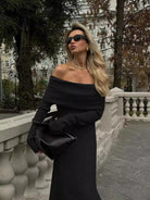 Schulterfreies-maxikleid-aus-strick-mit-langen-ärmeln-und-einem-eleganten-schlichten-Design-für-kühle-tage