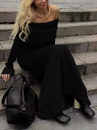 Schulterfreies-maxikleid-aus-strick-mit-langen-ärmeln-und-einem-eleganten-schlichten-Design-für-kühle-tage