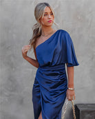 Asymmetrisches-Satinkleid-mit-einer-Schulter-luftigem-Design-und-taillierter-Raffung-für-einen-eleganten-und-modischen-Look