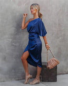 Asymmetrisches-Satinkleid-mit-einer-Schulter-luftigem-Design-und-taillierter-Raffung-für-einen-eleganten-und-modischen-Look