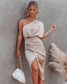 Asymmetrisches-Satinkleid-mit-einer-Schulter-luftigem-Design-und-taillierter-Raffung-für-einen-eleganten-und-modischen-Look