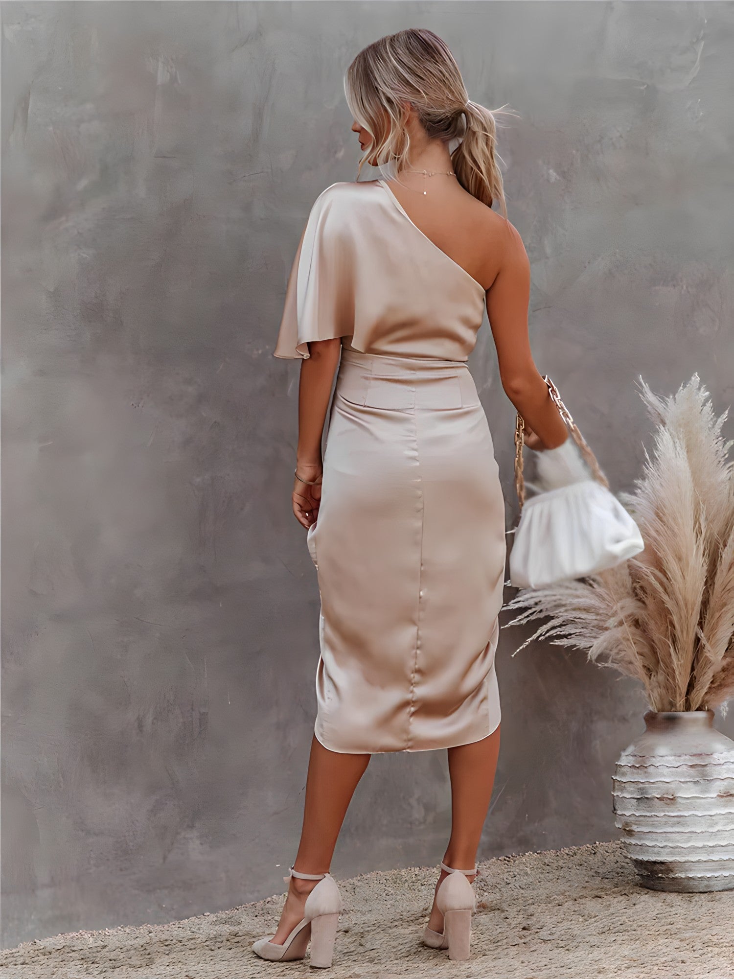 Asymmetrisches-Satinkleid-mit-einer-Schulter-luftigem-Design-und-taillierter-Raffung-für-einen-eleganten-und-modischen-Look