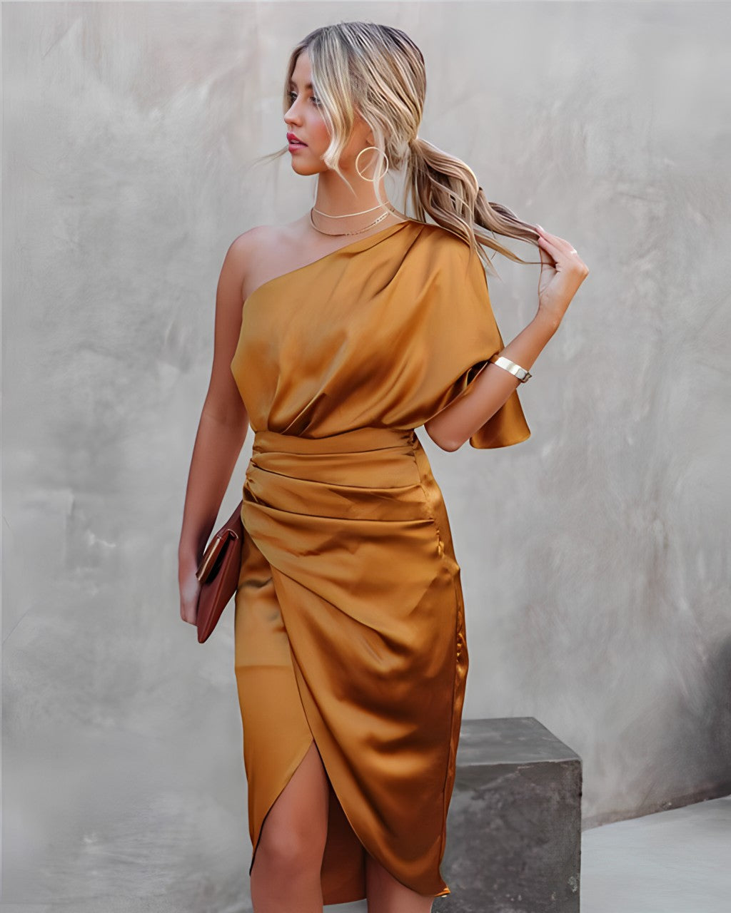Asymmetrisches-Satinkleid-mit-einer-Schulter-luftigem-Design-und-taillierter-Raffung-für-einen-eleganten-und-modischen-Look