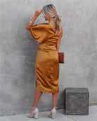 Asymmetrisches-Satinkleid-mit-einer-Schulter-luftigem-Design-und-taillierter-Raffung-für-einen-eleganten-und-modischen-Look