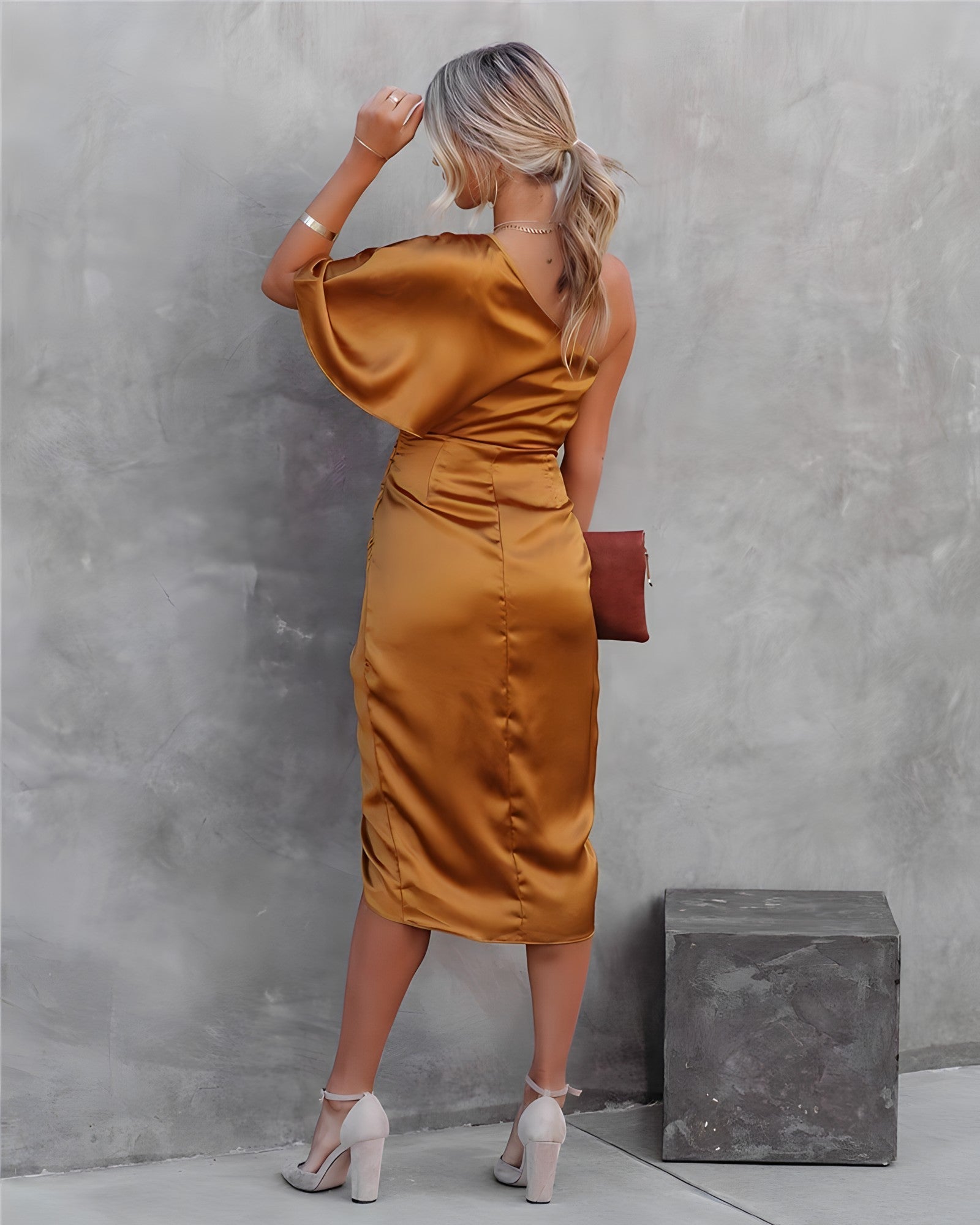 Asymmetrisches-Satinkleid-mit-einer-Schulter-luftigem-Design-und-taillierter-Raffung-für-einen-eleganten-und-modischen-Look