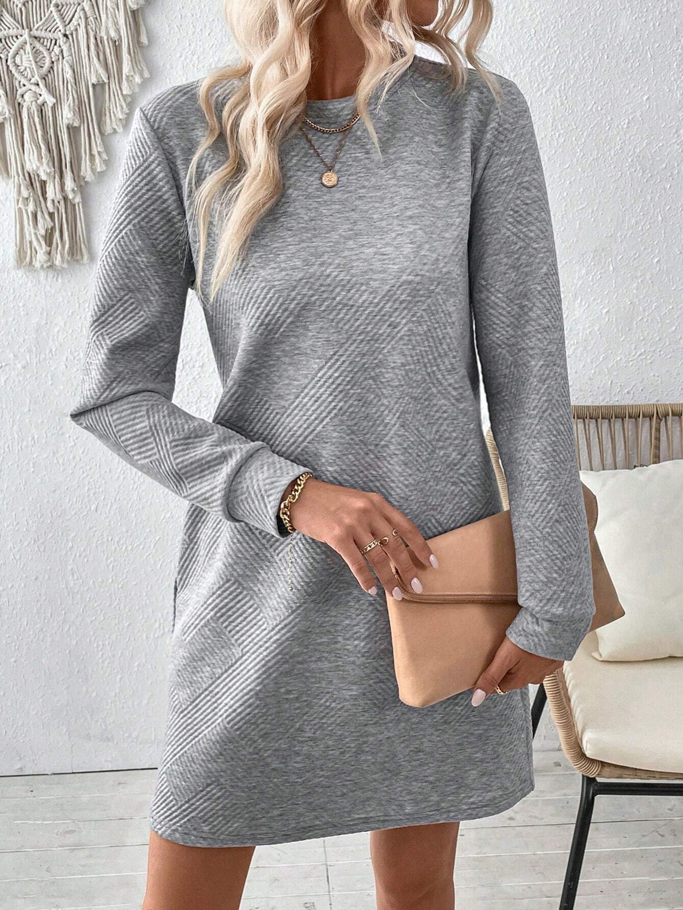 Gestepptes-Kleid-mit-langärmeln-und-lockerer-passform-für-einen-bequemen-und-stilvollen-alltagslook