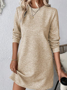 Gestepptes-Kleid-mit-langärmeln-und-lockerer-passform-für-einen-bequemen-und-stilvollen-alltagslook