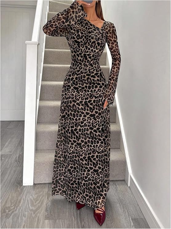 Maxikleid-mit-leopardenmuster-langen-transparenten-ärmeln-und-taillierter-silhouette-für-einen-modischen-und-markanten-look.