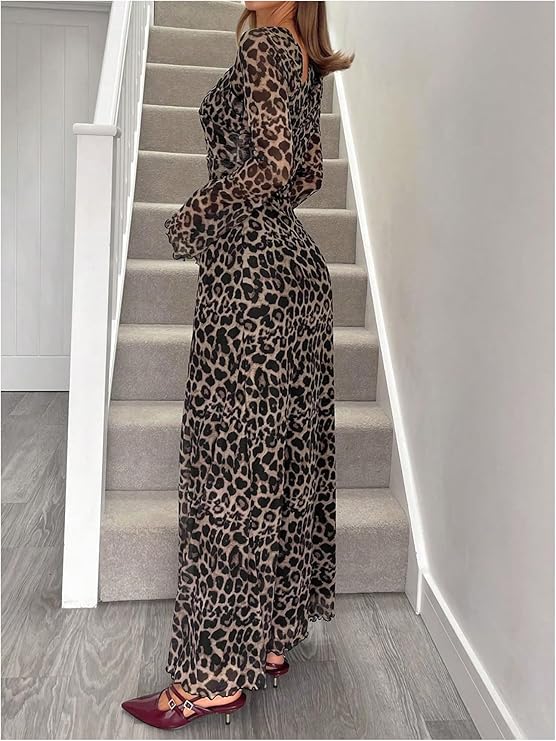 Maxikleid-mit-leopardenmuster-langen-transparenten-ärmeln-und-taillierter-silhouette-für-einen-modischen-und-markanten-look.