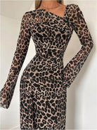 Maxikleid-mit-leopardenmuster-langen-transparenten-ärmeln-und-taillierter-silhouette-für-einen-modischen-und-markanten-look.